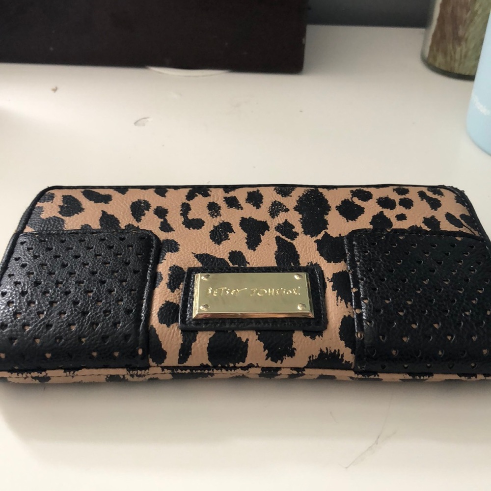 Betsy Johnson leopard clutch/wallet - Picture 3 of 8